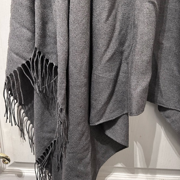 Dark grey mid length cape one size - Picture 3 of 6